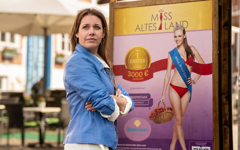 Beke Rieper (Felicitas Woll) soll über den Schönheitswettbewerb "Miss Altes Land" berichten. Höchst widerwillig meldet sie sich selbst an. 