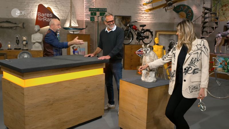 "Vortrefflich getroffen!", fand Horst Lichter. Er meinte jedoch nicht allein das Verkaufsobjekt, sondern die optische Harmonie zwischen der Eule und der Expertin Bianca Berding. "Wo hast du denn dieses Eulengetier her?", fragte Lichter den Verkäufer Alfred aus Laupheim.