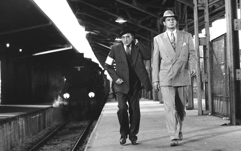 Gemeinsam mit seinem Buchhändler Stern (Ben Kingsley, links) will Oskar Schindler (Liam Neeson) das Leben der Juden retten.