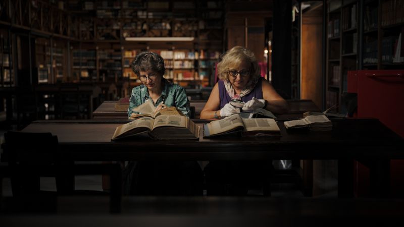 Bibliothekarinnen der Zentralbibliothek Palermo suchen in alten Bibelexemplaren nach Erwähnungen des Himmelsbrots "Manna" und entdecken es als süßen Saft der Esche neu.