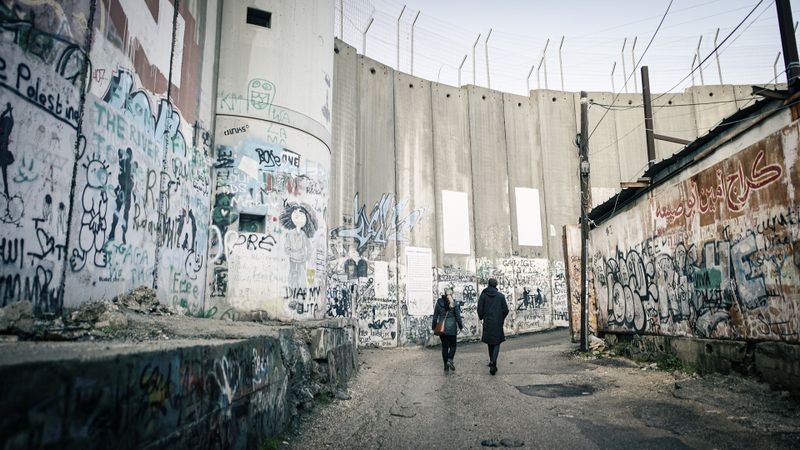 Gemeinsam mit dem ZDF-Team besuchen die deutschen Diplomaten Ostjerusalem.