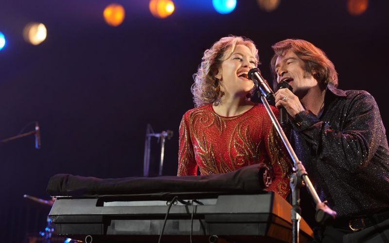 Claire (Kate Hudson) und Mike Sardina (Hugh Jackman) sind wie Blitz und Donner, sie gehören einfach zusammen: Als Neil-Diamond-Tribute-Band nennen sie sich Thunder & Lightning.