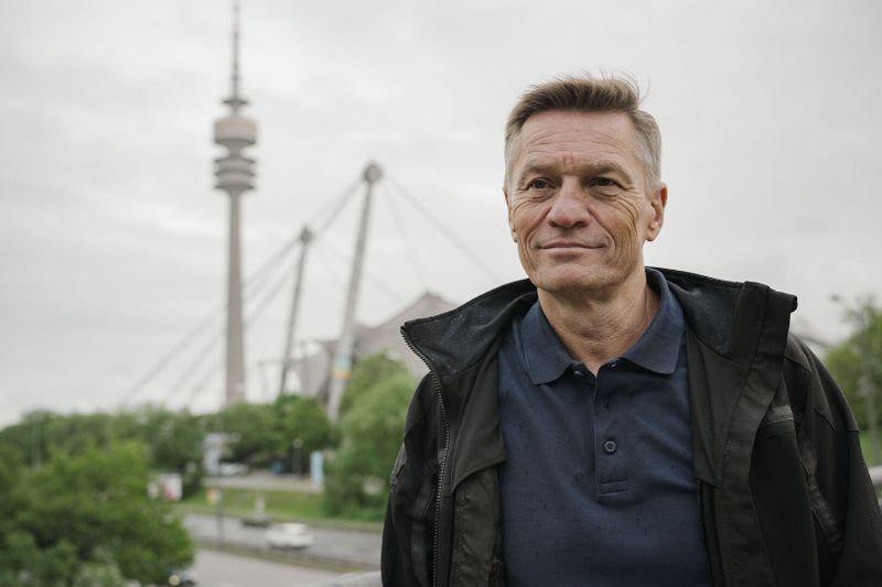 Der Münchner Großfeuerwerker Thomas blickt - hier im Münchner Olympiapark, einer seiner Wirkungsstätten - auf sein Leben zurück.