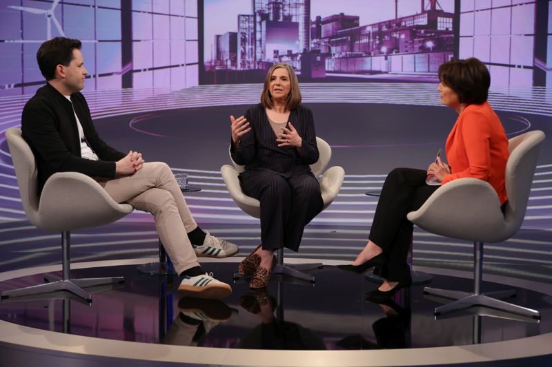 Johannes Winkel und Katrin Göring-Eckardt brachten bei Sandra Maischberger (rechts) unterschiedliche Ideen zur Drosselung des Benzinpreises vor.