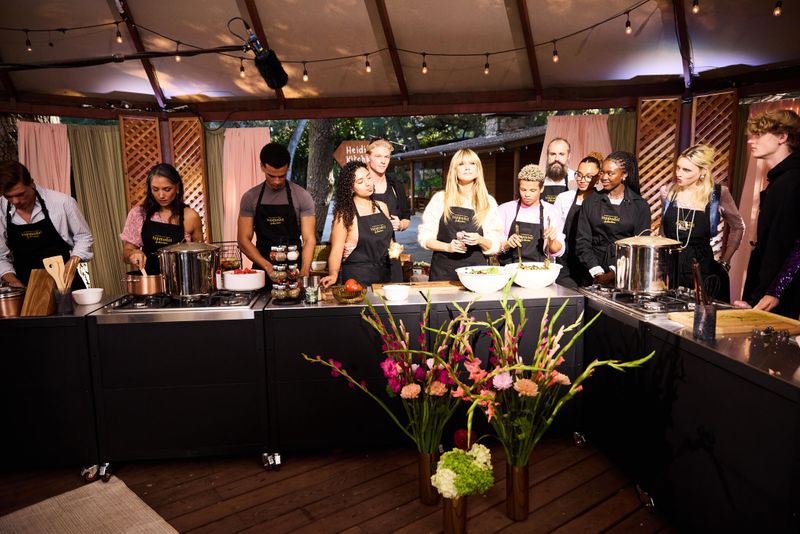 Auf der Ranch zeigt Heidi Klum den Boys und Girls, wie man Beinscheibensuppe kocht.