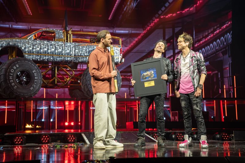 Andreas (Mitte) und Chris Ehrlich (rechts) verraten dem Psychologen Leon Windscheid (links), wie sie damit umgehen, dass sie nicht nur das Privatleben, sondern auch die Karriere teilt.