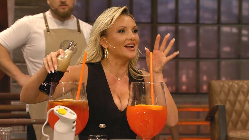 Als Joachim Llambi Evelyn Burdecki mit den riesigen Gläsern sah, entgleiste ihm der Humor: "Wat meinste, wat die Burdecki abends so wegkippt?"