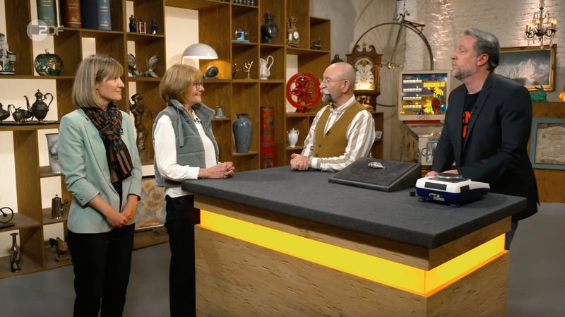 Damit hatte die Verkäuferin in der Mittwochsausgabe der ZDF-Trödelshow "Bares für Rares" nicht gerechnet: Ein unscheinbarer, "kohlrabenschwarzer" Fund aus einer Haushaltsauflösung sorgte bei Horst Lichter für eine große Überraschung. Trotz geringem Materialwert sprengte das rund 200 Jahre alte Glaubensobjekt sogar den Expertisenpreis.