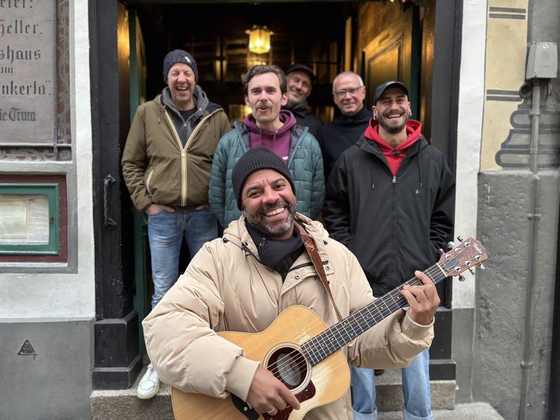 Simon Pearce (vorne) lernt die Vereinsmitglieder vom Kneipenchor "Männersache" in Bamberg kennen.
