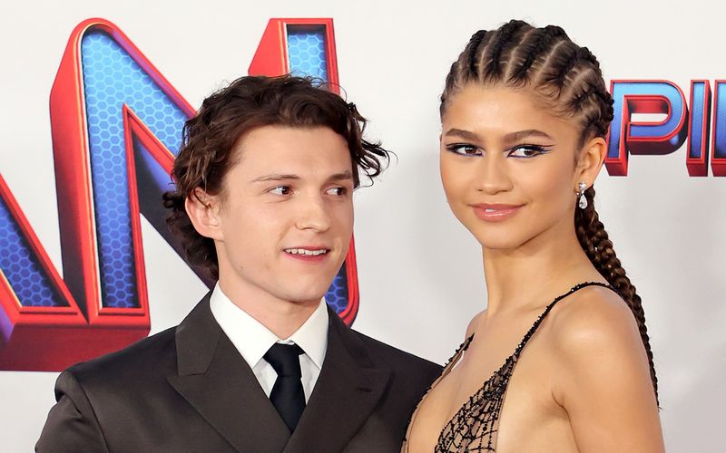 Der Paukenschlag war Anfang März zu hören - und getrommelt hatte Zendayas Stylist Law Roach. "Die Hochzeit hat bereits stattgefunden", sagte er gegenüber dem Magazin "Access Hollywood", "und Sie alle haben es verpasst. Wann, wo und wie es passiert ist? Unbekannt, das hat es mit Heimlichkeiten so an sich. Auch dass sie sich verlobt haben, hängten Holland und Zendaya nicht an die laute Glocke. Im Januar 2025 begann die Nachricht dennoch, die Runde zu machen.