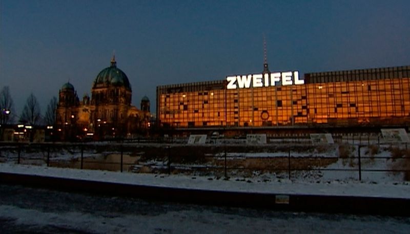 Er war immer mehr als nur ein Gebäude: Der 1976 eröffnete Palast der Republik - hier vor dem Abriss 2006 - sollte die DDR in neuem Glanz zeigen. 