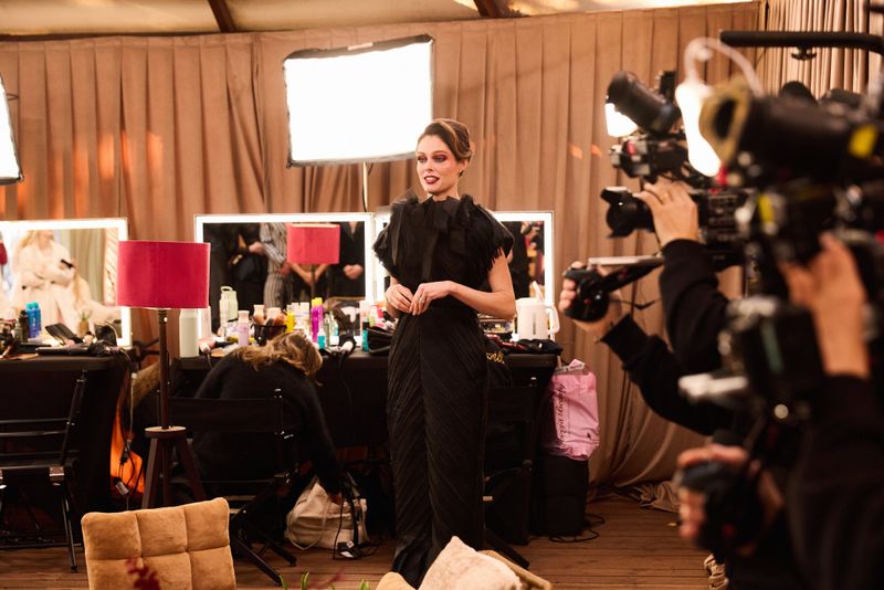 Die "Königin der Posen" trainiert die Models für den Haute-Couture-Walk.