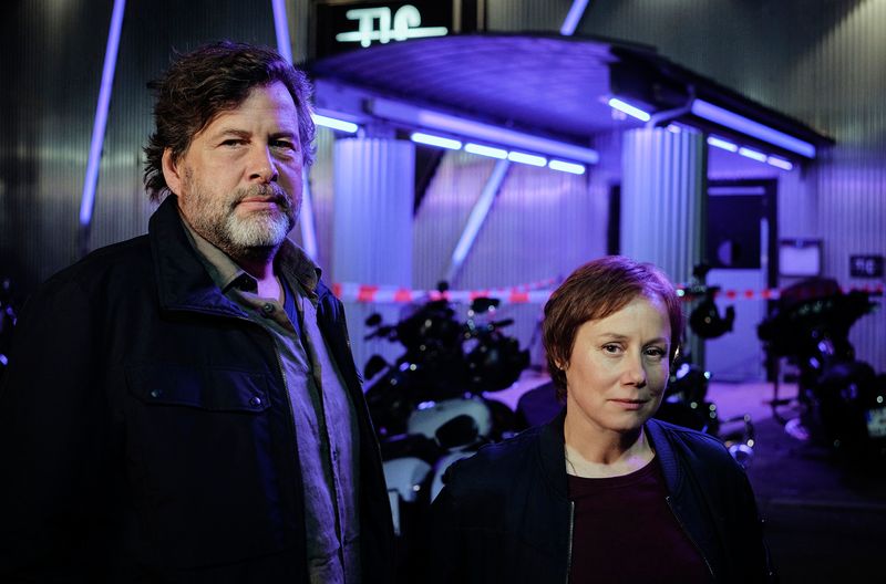 Das Nachtleben ist eigentlich nicht so ihr Ding, vermutet man. Dennoch müssen Franziska Tobler (Eva Löbau) und Friedemann Berg (Hans-Jochen Wagner) im "Tatort: Innere Angelegenheiten" im Dunkeln durchermitteln. Ein völlig unklarer Mord in einer Freiburger Diskothek ist schuld. 