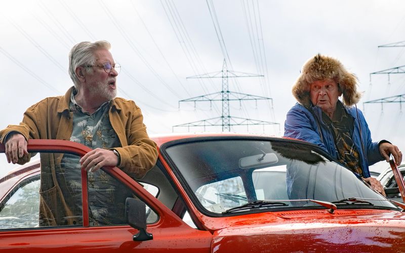 Viele Jahrzehnte haben sich Tarmo (Kari Väänänen, links) und sein jüngerer Bruder (Heikki Kinnunen) nicht gesehen, nachdem der Ältere einfach von heute auf morgen verschwunden ist. Auf ihrem Trip durch Deutschland haben sie viel Zeit, einander ihr Leben zu erzählen und womöglich ihre Differenzen aus der Welt zu schaffen. 
