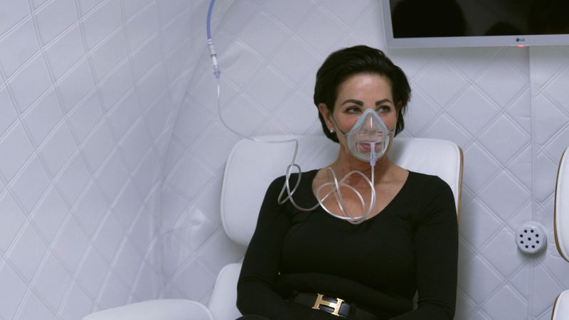 Manuela versucht mit Hilfe eines Verjüngungsprozesses gegen den Zahn der Zeit anzukämpfen. 