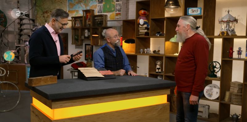 So etwas kommt nicht alle Tage vor: Horst Lichter (Mitte) hatte keine Ahnung, was es mit dem Objekt auf dem Tisch auf sich haben konnte. "Du hast was mitgebracht, was mich noch vor ein Rätsel stellt", gestand er Verkäufer Peter (rechts).