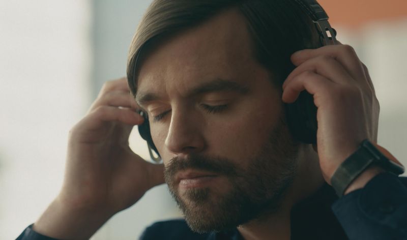 Der blinde Roman (Bart Kelchtermans) tritt einen neuen Job bei der Polizei von Rotterdam an. Er hört, was die meisten anderen Menschen "überhören" - und kann den Behörden so wertvolle Hinweise geben. Sechs Folgen der niederländischen Serie zeigt das ZDF an drei Sonntagabenden oder in der ZDF-Mediathek.