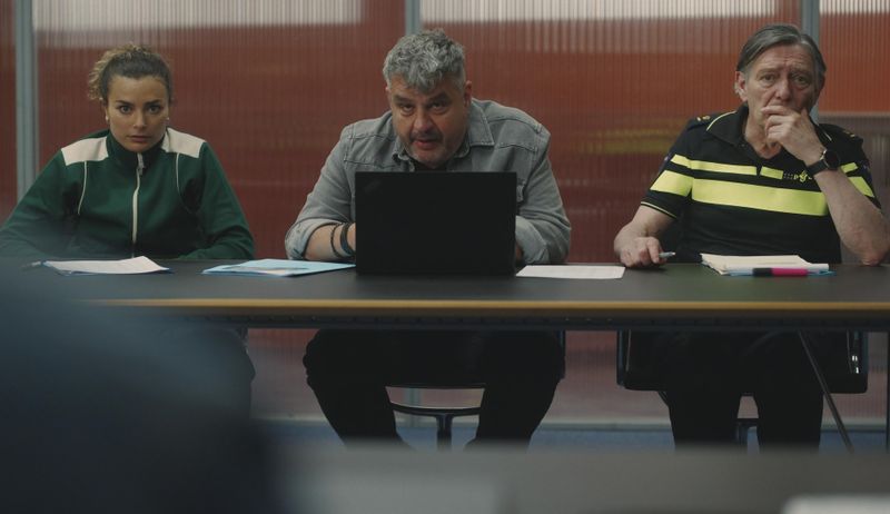 Diese drei suchen Mitarbeiter für die Rotterdamer Polizei, um Kriminelle abzuhören: Kommissarin Suus (Charlie Chan Dagelet), ihr Kollege Nico (Frank Lammers, zweiter von links) und Polizeichef De Geeter (Pierre Bokma) sind erst mal skeptisch, als sich Roman vorstellt.