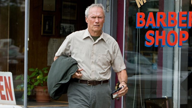 Walt Kowalski (Clint Eastwood) ist ein verbitterter Veteran des Koreakriegs.
