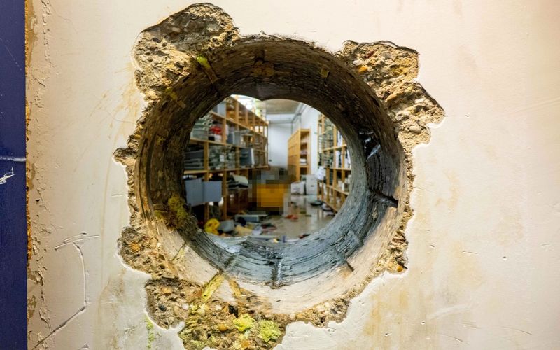 Das berühmte Loch, durch das sich die Täter Zugang zum Tresorraum verschafft haben. In der ZDF-Doku "Der Sparkassen-Coup von Gelsenkirchen" wird der Fall rekonstruiert.