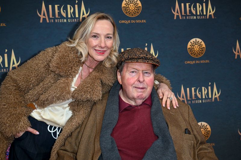 Ottfried Fischer mit seiner Ehefrau Simone Brandlmeier im Februar 2026. Seit der Heirat der beiden im Jahr 2020 hat Fischer 80 Kilogramm abgenommen.