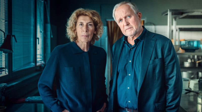 Moritz Eisner (Harald Krassnitzer) und Bibi Fellner (Adele Neuhauser) ermitteln im "Tatort: Gegen die Zeit" zum vorletzten Mal. Der Film wirft einen durchaus sensiblen Blick auf das Leben von 14- bis 18-jährigen Kids aus schwierigen Verhältnissen, die in einer Wohngruppe leben.
