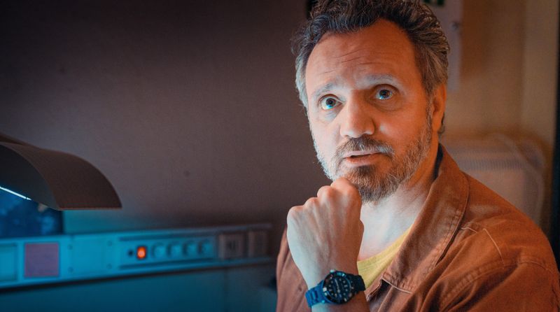 Auch die Leiche darf - in Rückblenden - mitspielen: David Walcher (Roland Silbernagl) war Leiter der Kinder- und Jugend-Wohngruppe "Sonnenhof". Da im "Tatort: Gegen die Zeit" viel über ins Bild gesetzte (mögliche) Szenarien des Tathergangs geredet wird, ist die Rolle des Opfers im Krimi tatsächlich nicht klein. 