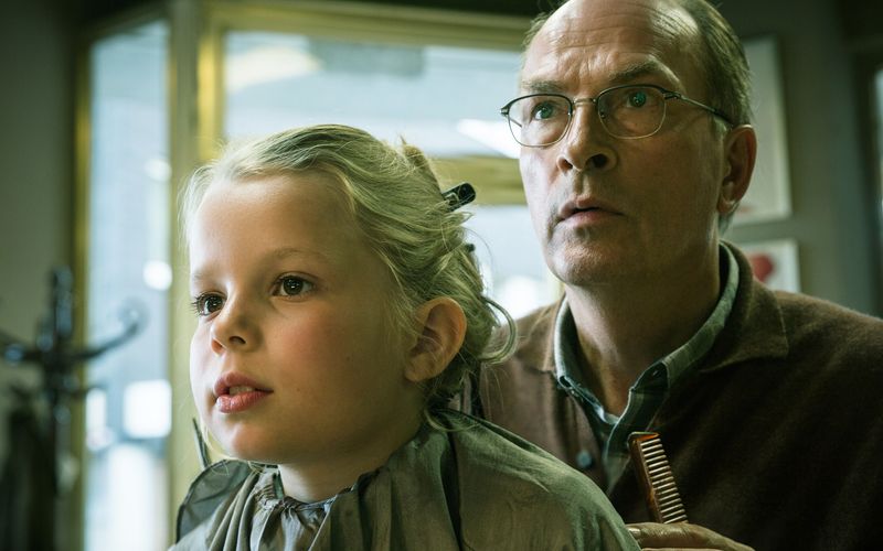 Schockiert muss Karl Holzer (Herbert Knaup) mitanhören, wie seine Enkelin Nora (Eve Marie Gleißner) beim Frisieren plötzlich Nazilieder trällert.