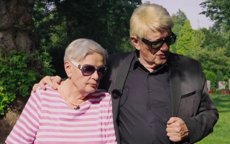 Mit seiner inzwischen verstorbenen Schwester Hannelore besucht Heino in der RTL-Doku "Karamba, Karacho, Kult!" das Grab der Mutter.