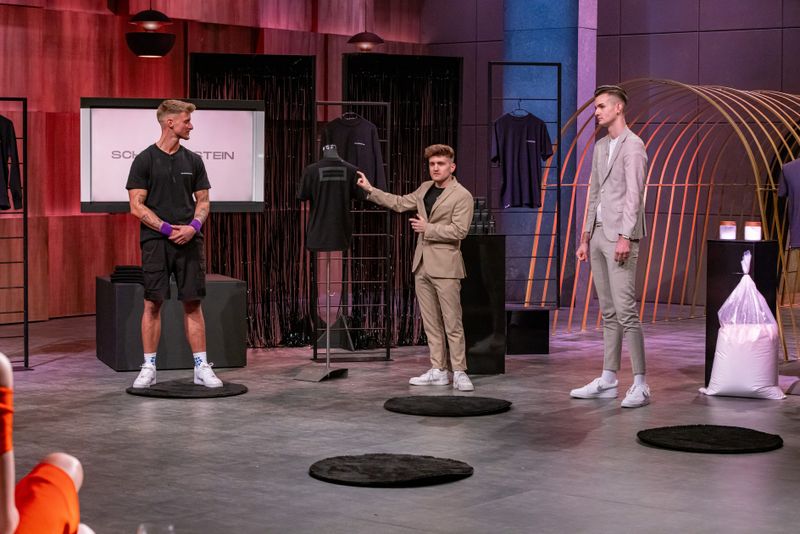 Geschickt gewählter Pitch-Helfer: Reality-Star Laurenz Pesch (links) stellt sich als Versuchsperson für den Duft-Test zur Verfügung.