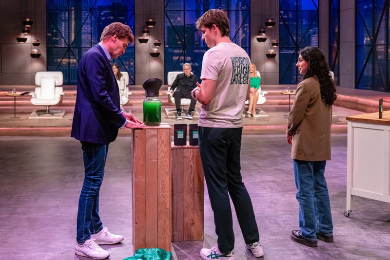 Superfood vom heimischen Fensterbrett: Die jungen "MySpirulina"-Gründer Ben (Mitte) und Sara haben ein Starter-Kit entwickelt, mit dem man die nährstoffreichen Mikroalgen zu Hause selbst züchten kann.