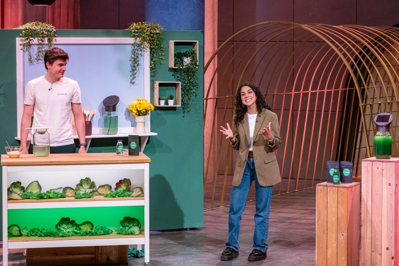 Ganz viel Enthusiasmus: "Du hast das fröhlichste Lächeln, das ich hier je gesehen habe", sagt Carsten Maschmeyer zu der jungen Co-Gründerin.
