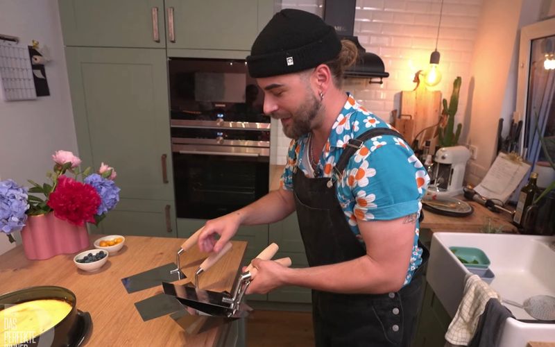 Den Cheesecake serviert Deko-Profi Eric (34) stilecht auf Maurerkellen.