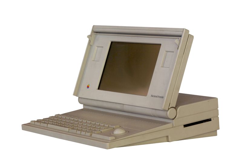 Mit dem Macintosh Portable wagte Apple 1989 den Einstieg in tragbare Computer. Das Gerät erwies sich als schwer und unhandlich: Der klobige Plastikklotz wog mehr als 7 kg und war etwa 10 cm dick. Zusätzlich kam es zu Konstruktionsproblemen, durch die sich das Modell teilweise nicht einschalten ließ, selbst wenn es an das Stromnetz angeschlossen war. Die Bezeichnung "portabel" entsprach damit nur eingeschränkt den tatsächlichen Eigenschaften dieses frühen Versuchs im Laptop-Segment.

