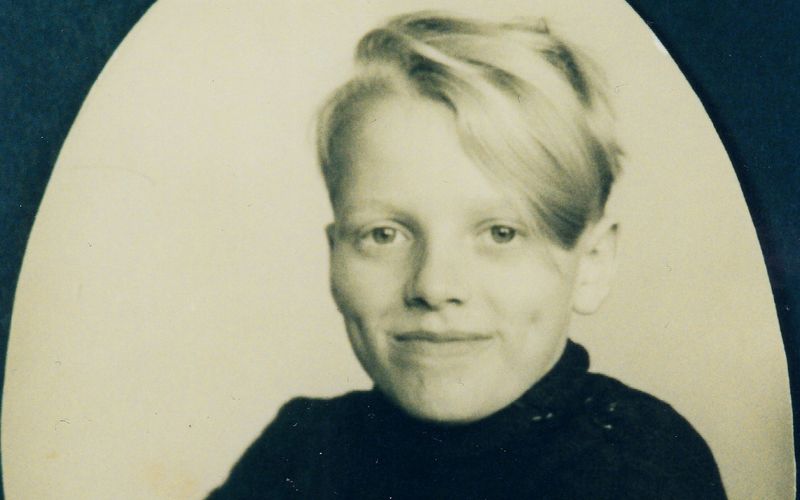 Heino erlebte eine typische Nachkriegskindheit in Trümmerdeutschland. Eigentlich heißt er Heinz Georg Kramm, doch nur seine Mutter nannte ihn beim kompletten Vornamen. Den "Heino" verdankt er der Wortschöpfung seiner Schwester.