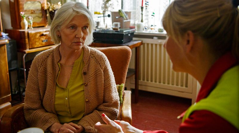 Regina Beier (Rita Feldmeier, links) ist einsam. Nora Kaminski (Tanja Wedhorn) erklärt ihr, dass sie deswegen aber nicht täglich den Notruf wählen darf. 