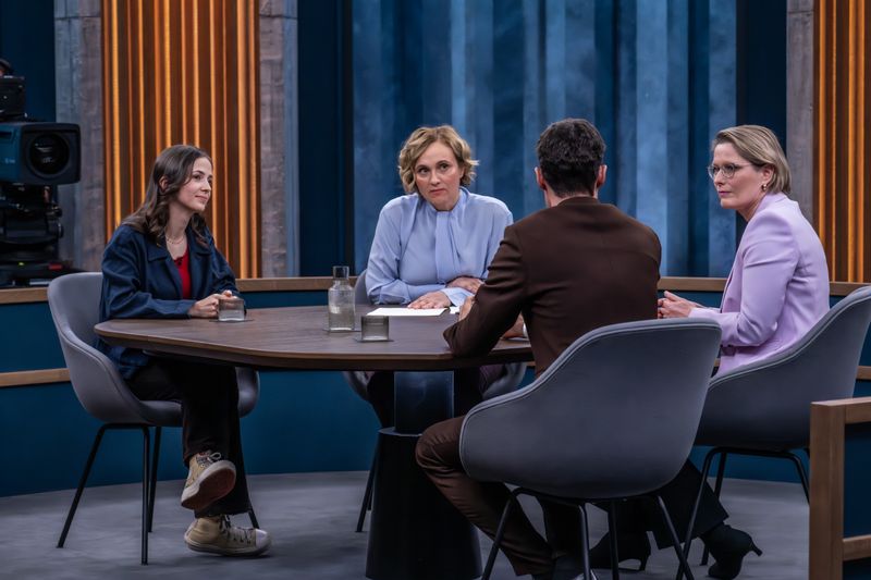 Caren Miosga besprach ihr Thema auch mit Aktivistin Theresia Crone (links), Journalist Ronen Steinke und Bundestjustizministerin Stefanie Hubig.