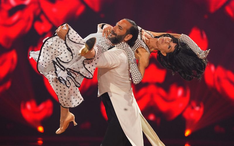 Hebefiguren trotz gebrochener Rippen: Esther Schweins musste die Zähne zusammenbeissen: "Das hier findet einmal im Leben statt. Das wird sich nicht nochmal wiederholen. Und es geht vieles, wenn man es will." 