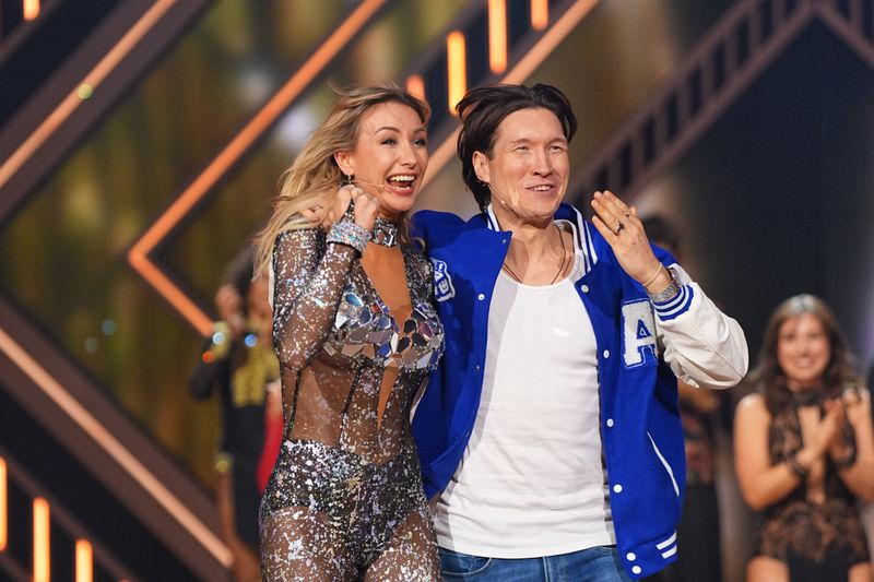 Große Freude bei Anna-Carina Woitschack und Evgeny Vinokurov: Sie bekamen von der "Let's Dance"-Jury nicht nur 27 Punkte, sondern schafften es auch in die nächste Live-Show.