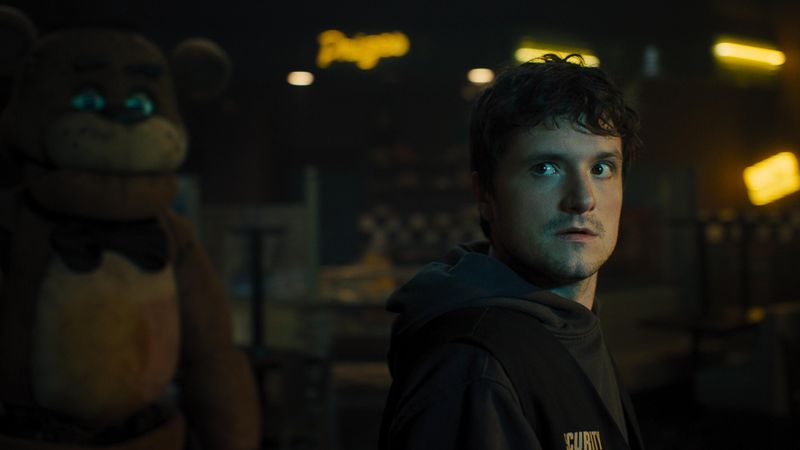 Mike (Josh Hutcherson) arbeitet als Nachtwächter in einer Pizzeria. Doch nachts treiben einstige Maskottchen ihr Unwesen und der Horror beginnt ...