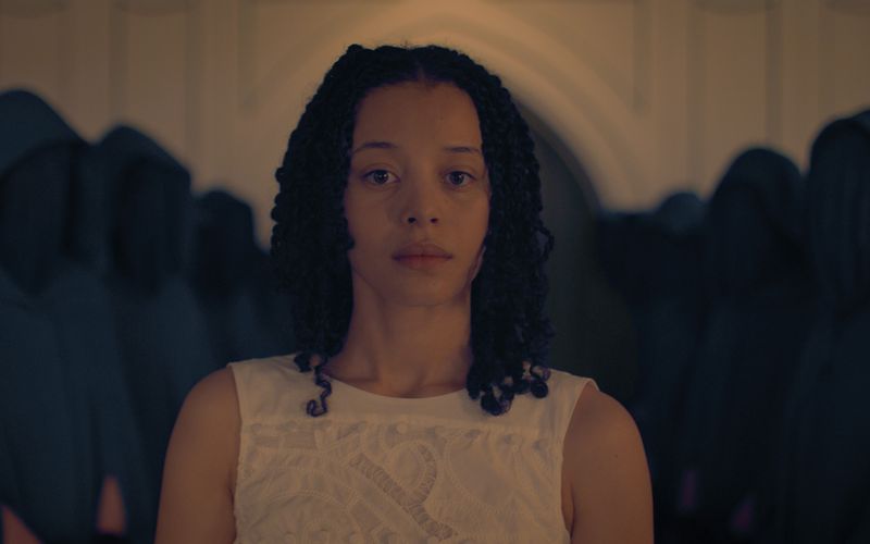 Agnes (Chase Infinity aus "One Battle After Another") ist in der Serie "The Testaments: Die Zeuginnen" die Tochter eines privilegierten Commanders. Auf einer Schule für höhere Töchter wird sie in der "The Handmaid's Tale"-Nachfolgeserie für das Leben an der Seite eines Commanders im faschistischen, frauenfeindlichen Staat Gilead ausgebildet.