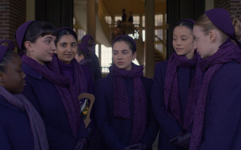 Die in lila gekleideten Mädchen von Aunt Lydias Elite-Schule sind gespannt, welcher Mann für sie ausgesucht werden wird.