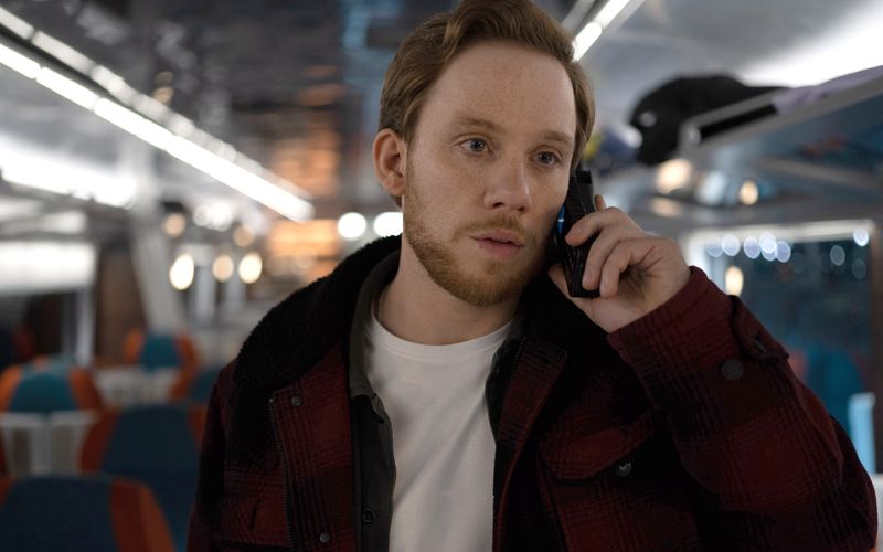 Während eines Hackerangriffs auf einen britischen Nachtzug ist ein Satellitentelefon die einzige Verbindung von dem Polizisten Joe Roag (Joe Cole) zur Behörde für Cybersicherheit in London. 