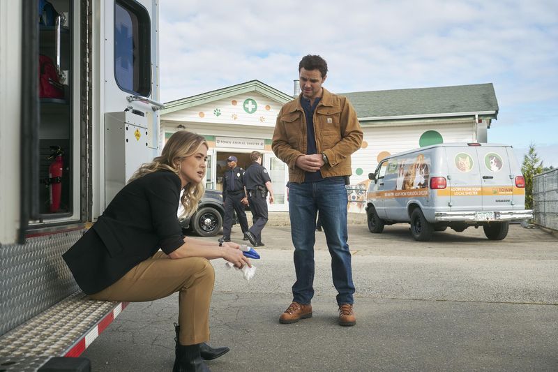 Auf der Jagd nach Superverbrechern: Rebecca "Bex" Henderson (Melissa Roxburgh) und Oliver Odell (Nick Wechsler) in der Serie "The Hunting Party - Die Mörderjagd".