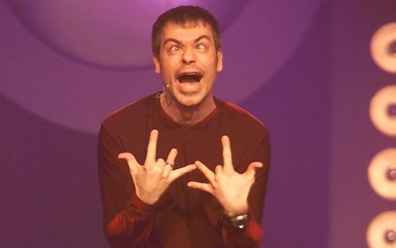 Einen seiner ersten großen TV-Auftritte hatte er bei "Samstag Nacht: Mit dem Programm "Zapped!" gelang Michael Mittermeier 1996 der Durchbruch. Mit grotesker Mimik, atemberaubender Körpersprache und sinnlos-genauem Detailwissen über Sendungen von "Aktenzeichen XY" bis "Raumschiff Enterprise" tobte er damals über die Bühne.