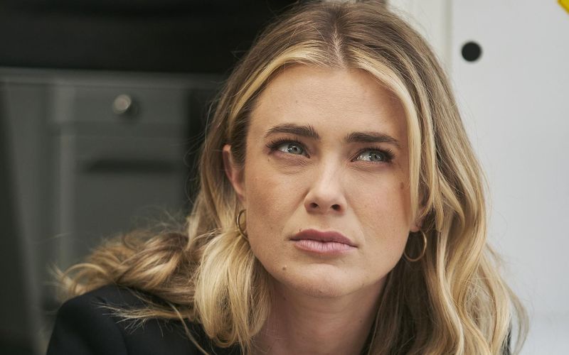 Die Profilerin Rebecca "Bex" Henderson (Melissa Roxburgh) ist in der Serie "The Hunting Party - Die Mörderjagd" auf der Jagd nach Schwerverbrechern, die aus einem geheimen Supergefängnis ausgebrochen sind. Jede Folge der US-Crime-Serie widmet sich einem Übertäter, den "Bex" zur Strecke bringen muss.