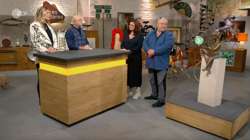 Verkäufer Jürgen aus Salzbergen brachte in der Montagsausgabe der ZDF-Trödelshow "Bares für Rares" ein Erbstück seiner Eltern mit, die sich die Skulptur einst zur Goldenen Hochzeit gewünscht hatten. Horst Lichter war sofort begeistert und auch im Händlerraum sorgte der andächtige Flötenspieler für Gänsehaut - und zwar bei allen. 