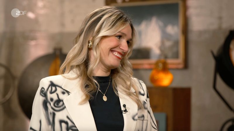 "Bianca, gefällt sie dir auch so gut wie mir?", fragte Lichter ganz verzaubert von dem Anblick der Figur. "Total", stimmte sie ihm zu, denn "sie ist so schön ruhig". Verkäufer Jürgen aus Salzbergen erklärte, dass die Bronze aus dem Nachlass seiner Eltern stamme. Begleitet wurde er in der Sendung von seiner Freundin Edith aus Reine.