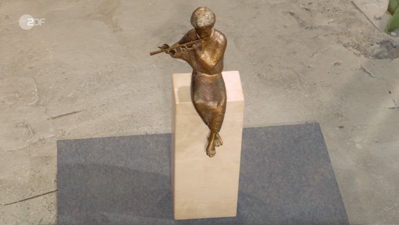 Der beinahe andächtig wirkende Flötenspieler stammte von Fred Gerz, einem Bildhauer der Nachkriegszeit.