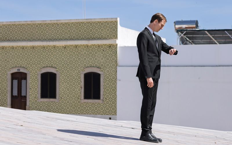 Oh, ist das Jahr schon vorbei? Kommissar Leander Lost (Jan Krauter) würde seine Zeit in Fuseta gerne verlängern, doch das sieht das Europol-Austauschprogramm eigentlich nicht vor.